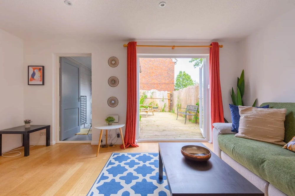 Bright 3 Bedroom House With Terrace, 16 Mins to Big Ben