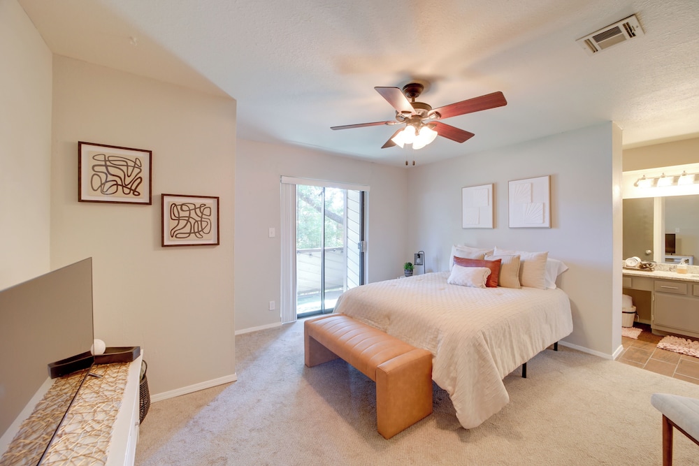 10 Mi to Dtwn Tulsa: Condo w/ Pool Access!