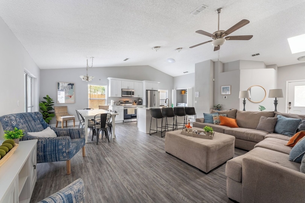 Heated Pool & Bathtub 4BR Near Disney