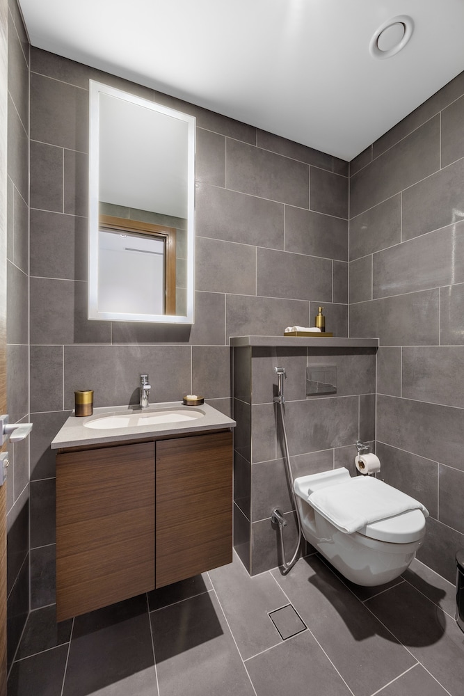 Modern 1BR with Balcony Sobha Hartland