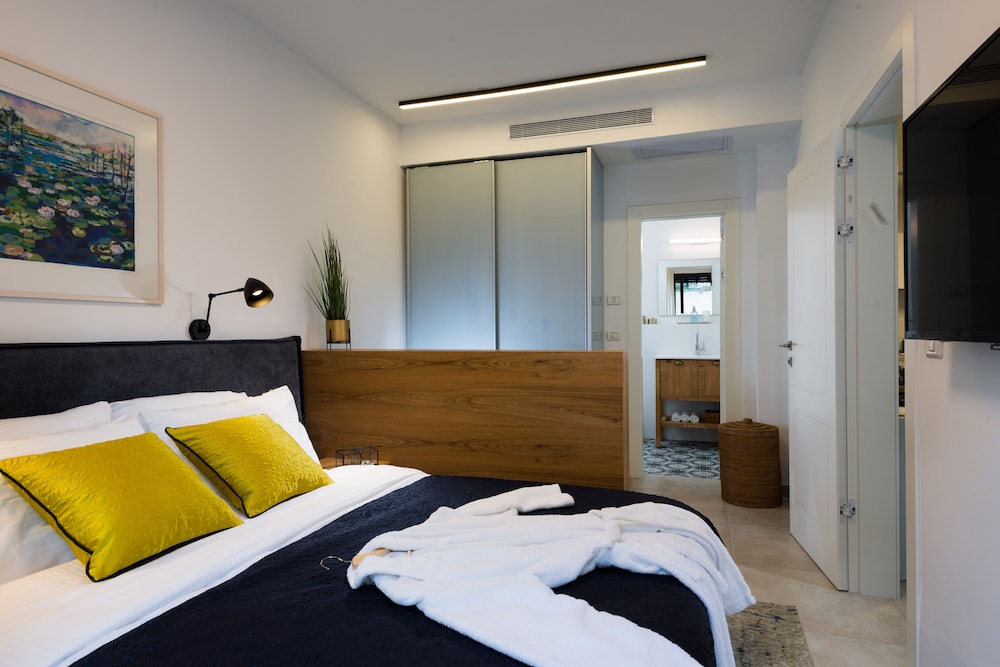 Contemporary & Texture-Rich Hideaway view 5