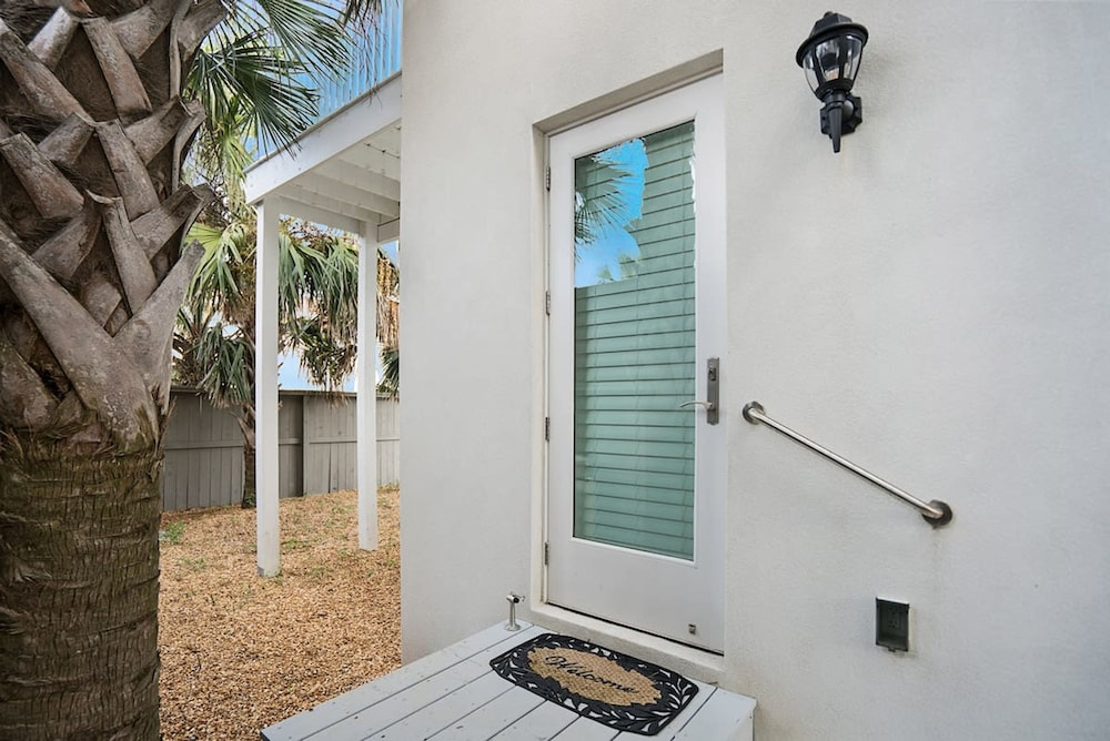 100 Steps to Beach Deck w Ocean View Beach Gear