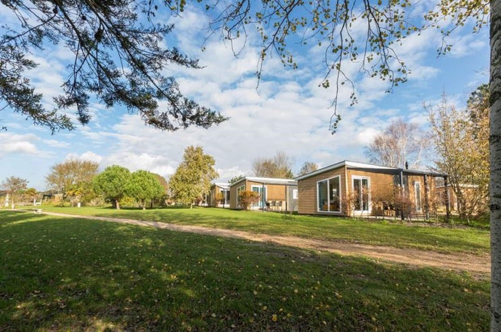 Chalet in Vrouwenpolder Near Banjaard Beach