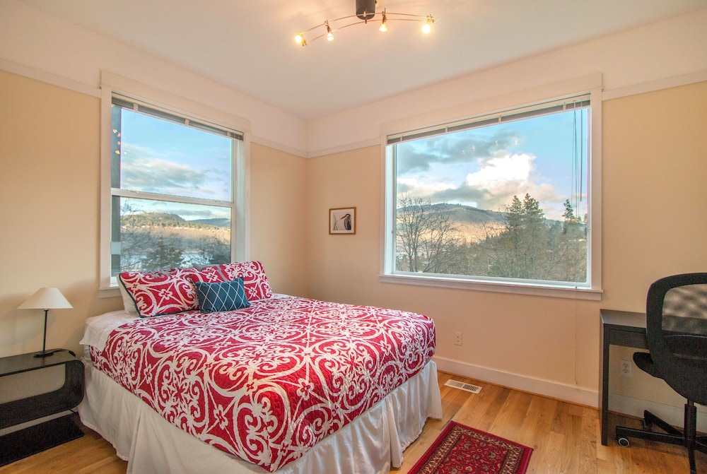 Hazel House 4 Bedroom Home by RedAwning view 5