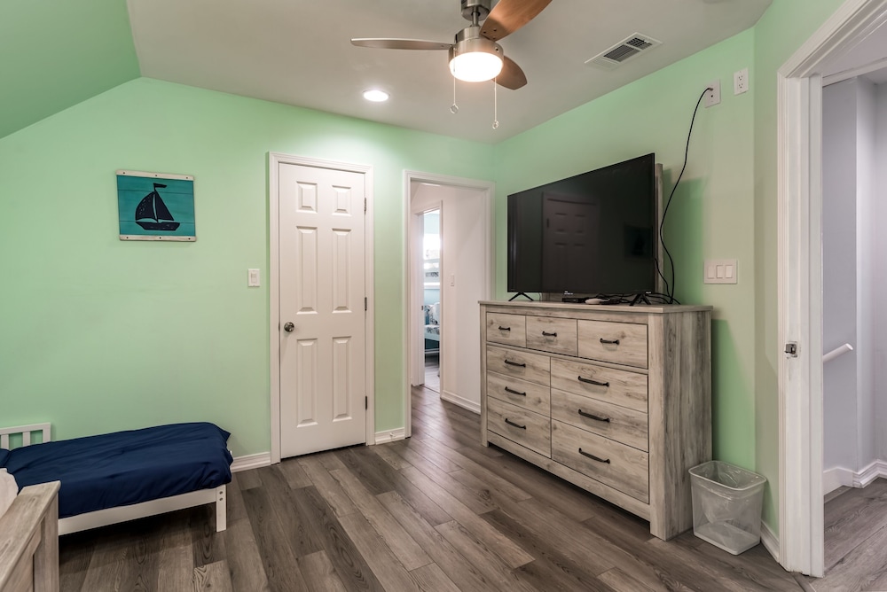Strand Castle - Gulf Front! An Ideal Layout With Game Room, Small Private Pool, And Roof Top Crow's Nest! 4 Bedroom Home by RedAwning view 5