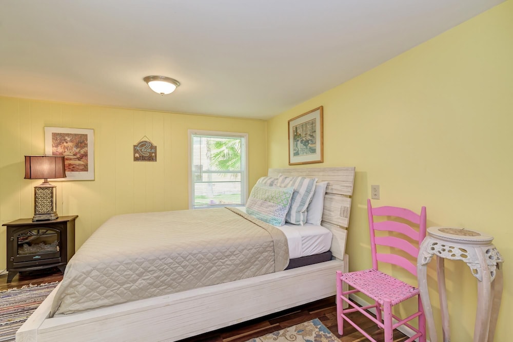 Cottage Haven-one Minute Walk To The Beach-private Yards-keyless Locks