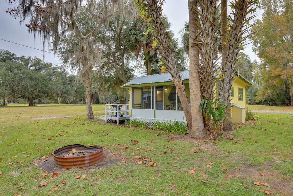 Hawthorne Angler's Cabin w/ Lake + Dock Access!