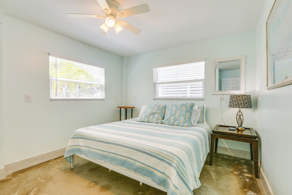Walk to Beach: Fort Meyers Home w/ Patio!