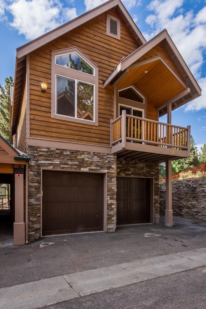 Mammoth Gateway Village 11