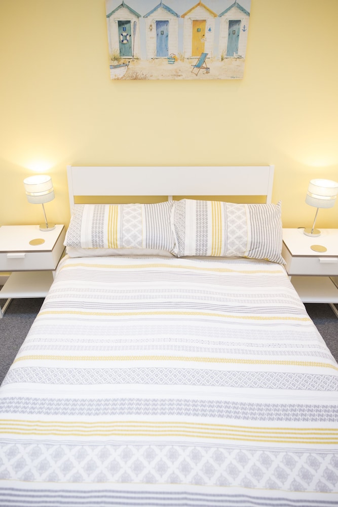 3- Bed - Sleeps 6 - Dogs Welcome & Free Parking view 4