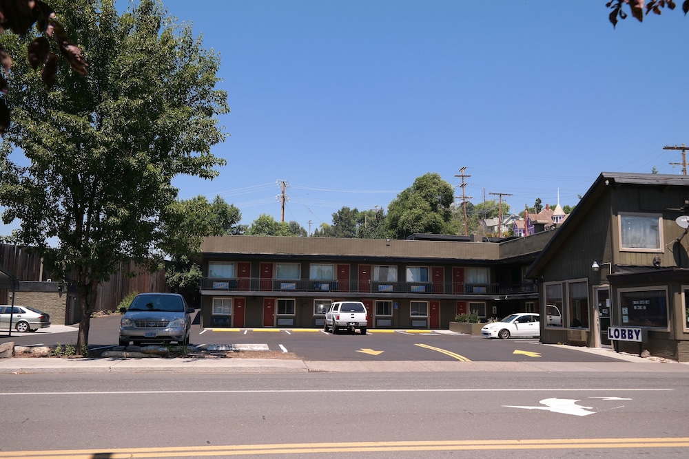 Klamath Falls Vacations - River Park Inn - Property Image 3