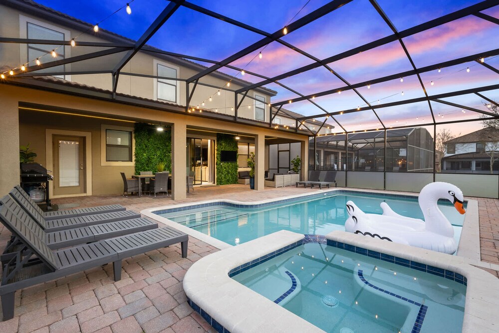 Upstay Movie-themed Mansion w Arcade Pool Hot Tub