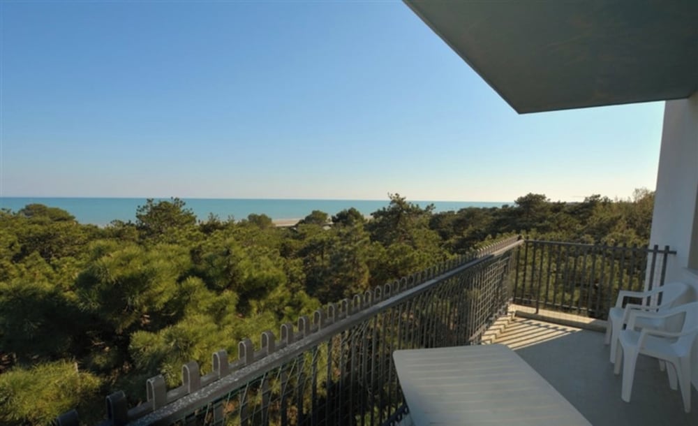 30 mt From the Beach in Lignano Pineta, Lovely Flat for 6 Guests