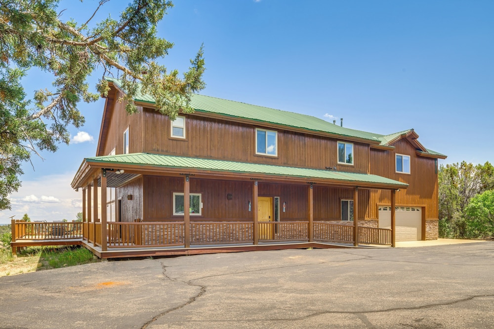 Hot Tub, Game Room: Mtn-view Cabin 9 Mi to Zion