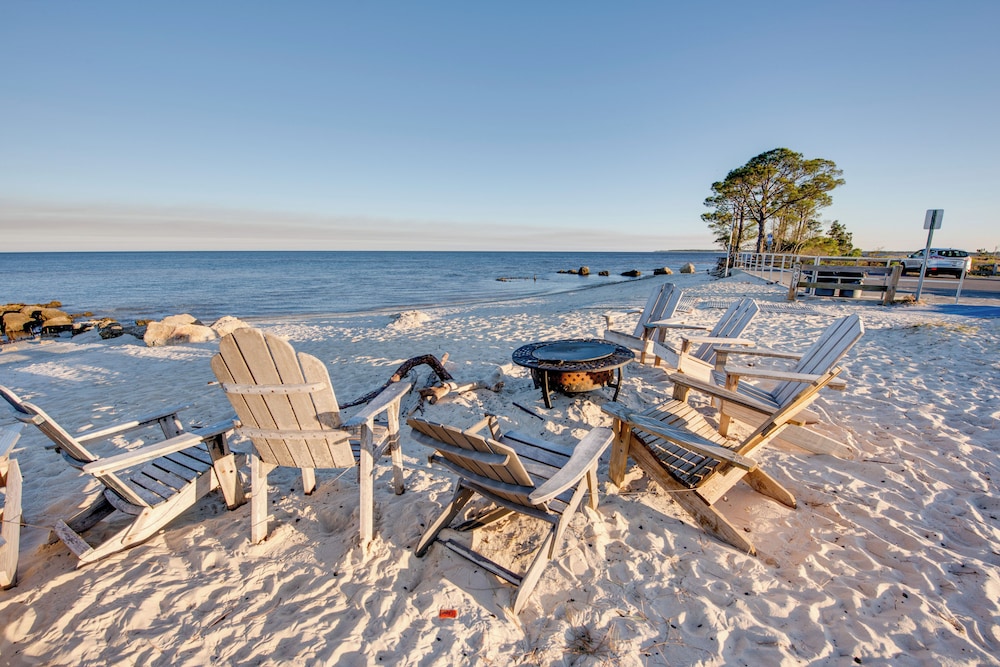 Relax & Refresh: Waterfront Cottage in Panacea