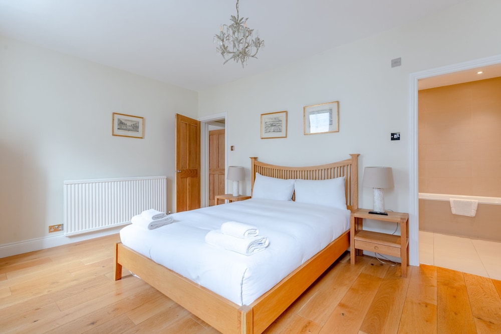 Spacious and Central 3 Bedroom House in Paddington