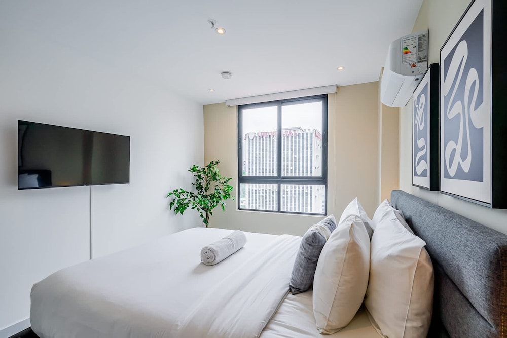 w Scenic 1BR w Panoramic City View in Calle 50