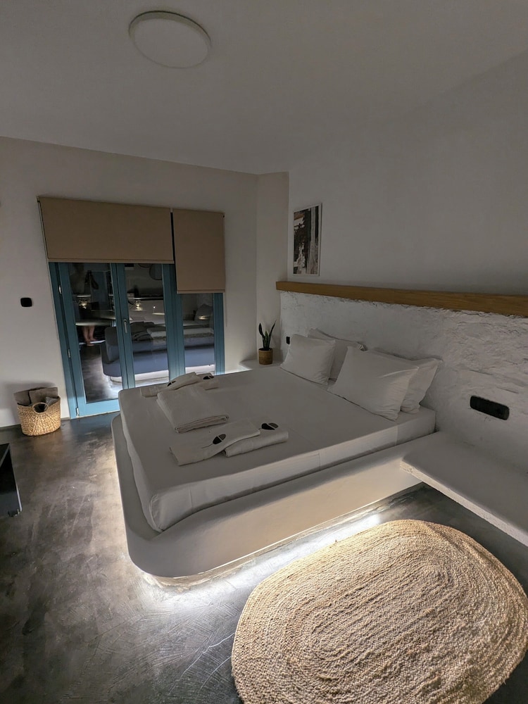 Thronos Suites