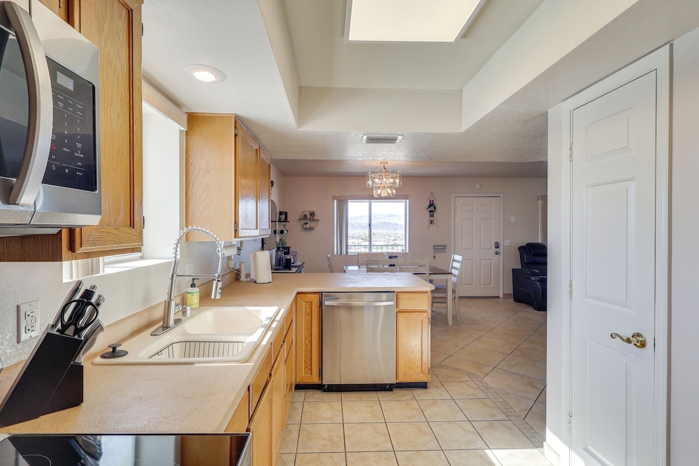 Pool Access & Mtn Views: Lake Havasu City Condo!