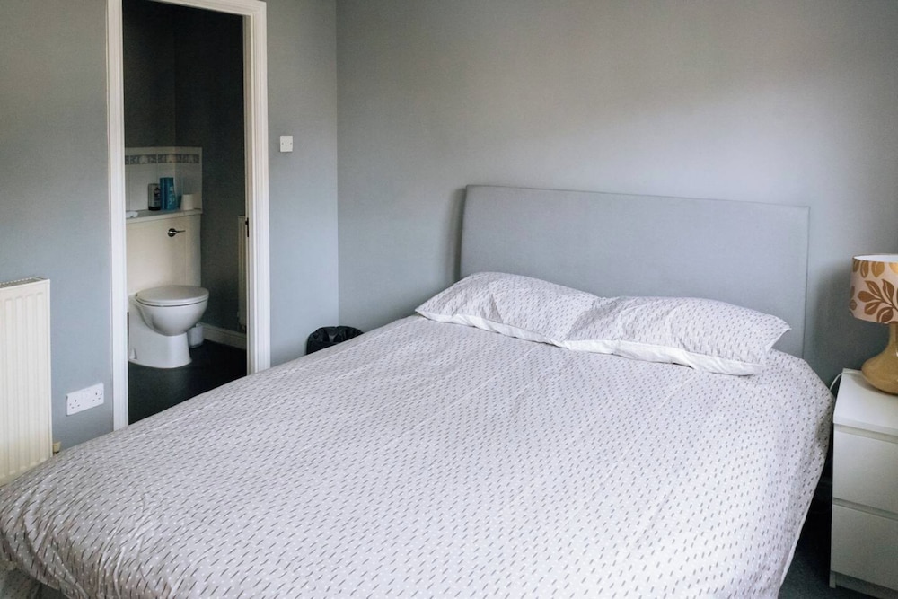 Snug & Serene 2BD Flat - Roseburn view 5