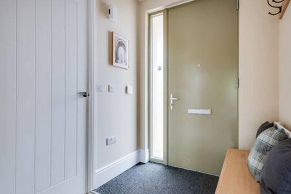 Family-friendly Getaway - Garden Parking Sleeps 7