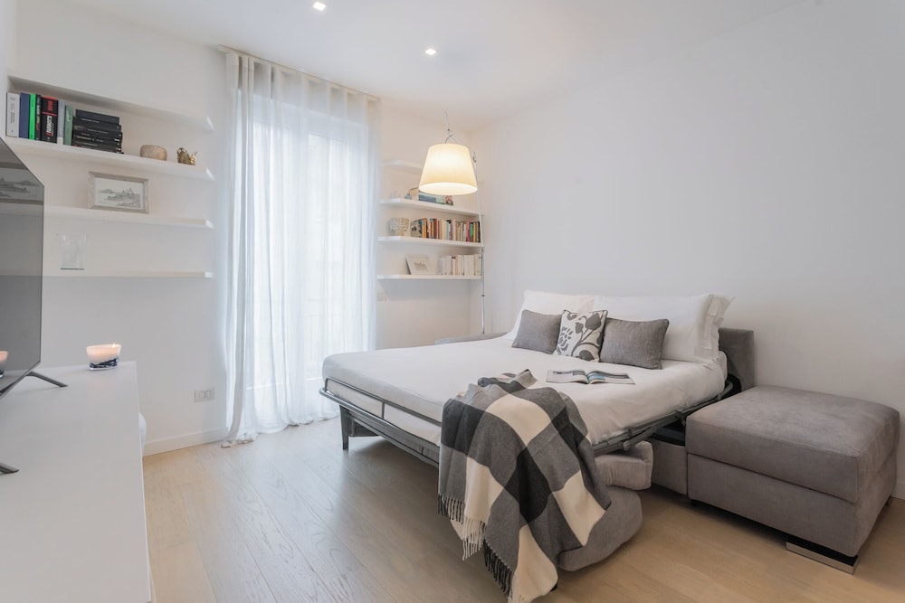 Central & White Apartment by Rent all Como