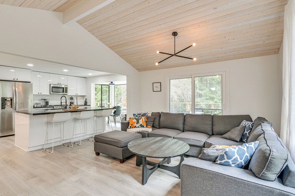 Walk to Lake: Anderson Island Escape w/ Fire Pit