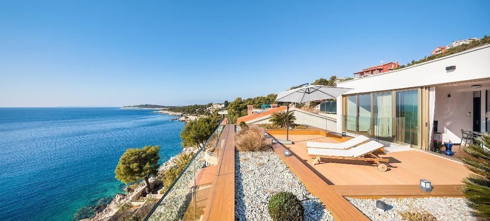 Villa Gloss