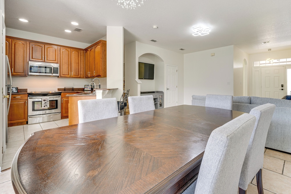 Pool, Hot Tub & Theatre Access: Kissimmee Gem