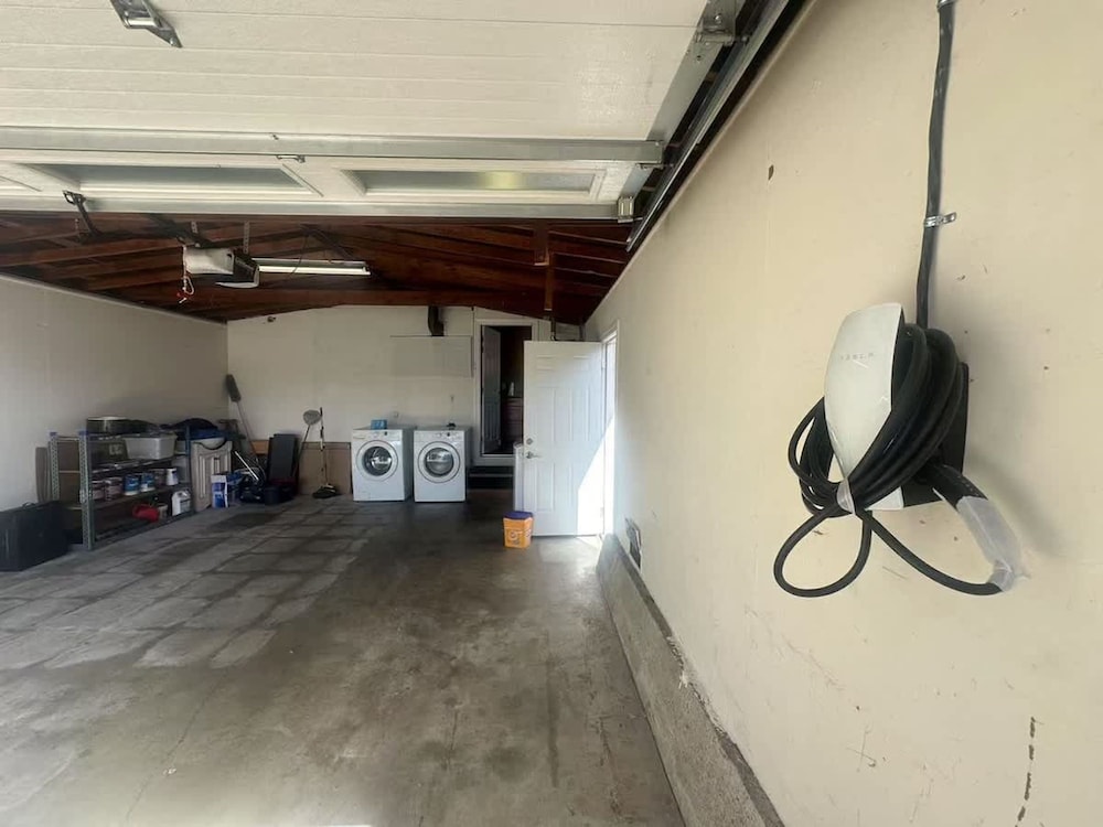 3B Achome Parking Wifi Fully Fenced Yard Jacuzzi