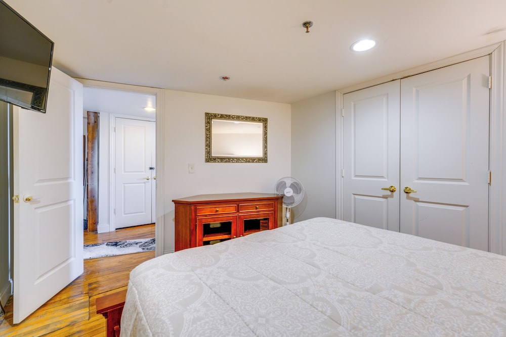 Explore Corktown: Updated Loft Next to Riverwalk!