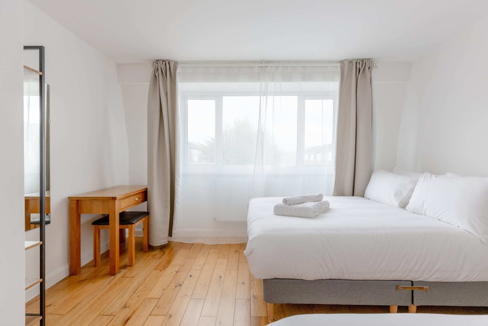 Spacious 4BD Home, Near Excel London!