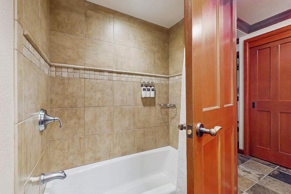 2BR Condo w/ Pool Access, Hot Tub, & ski In/out