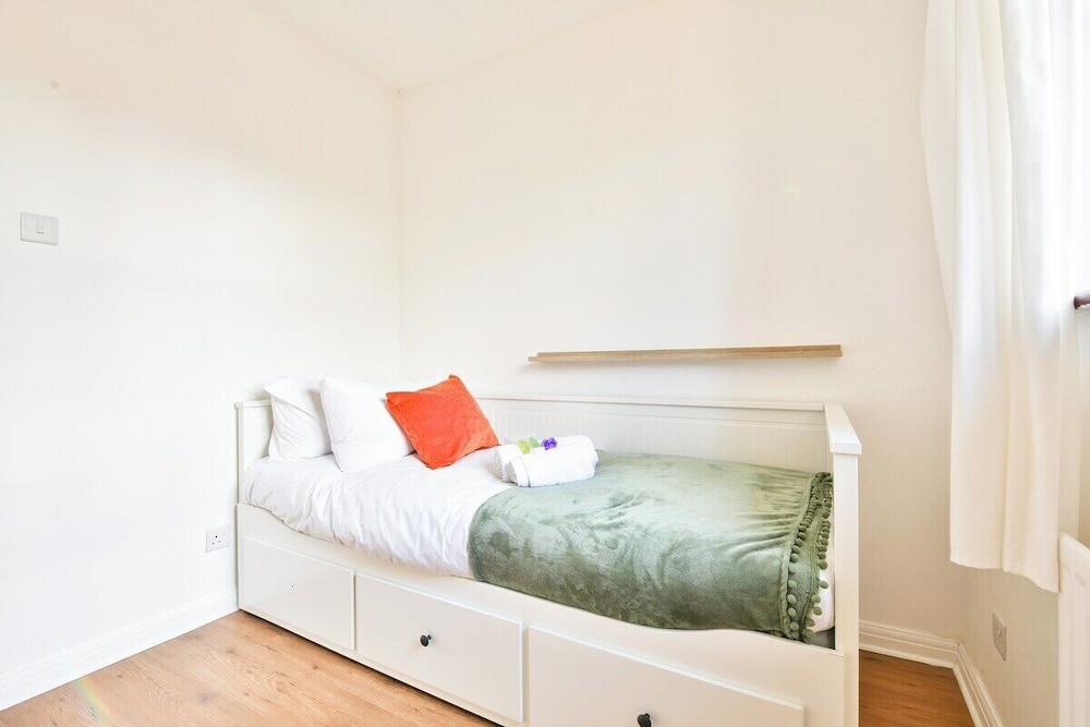 Homely 5 Bed House - 15 Mins to Cardiff City