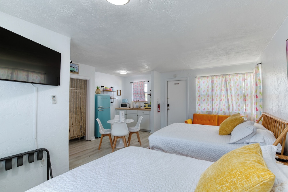 Pineapple Shores Retro Inn