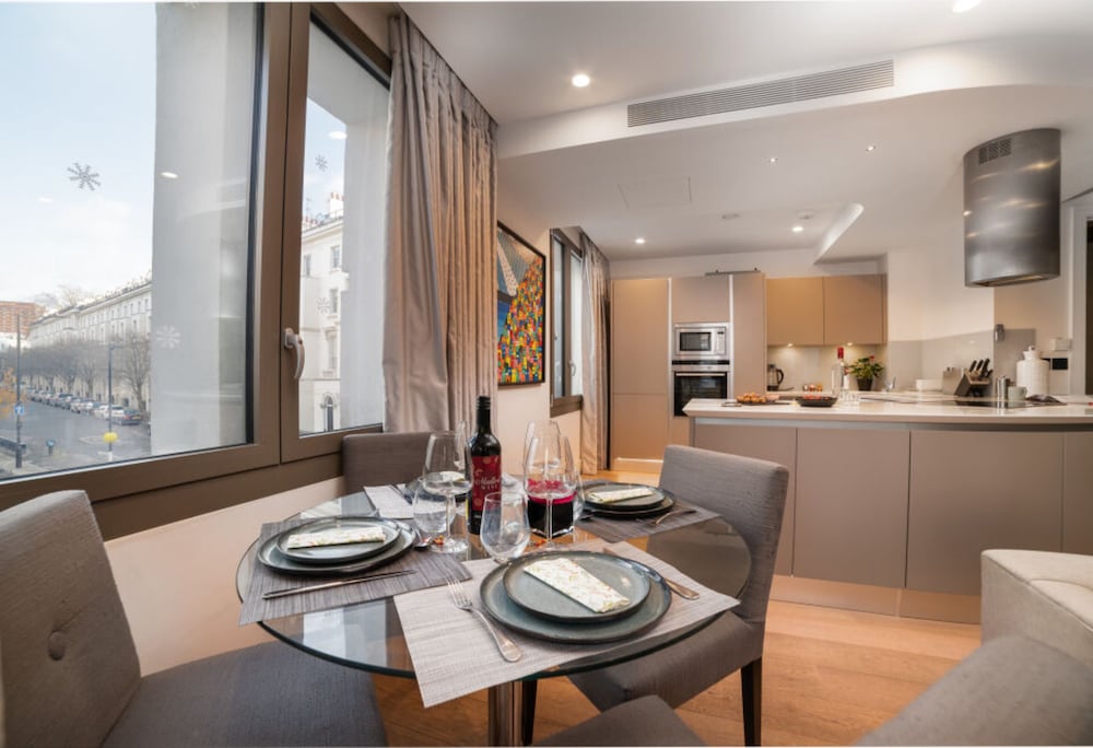 Stunning Modern Apartment Close to Hyde Park by Underthedoormat