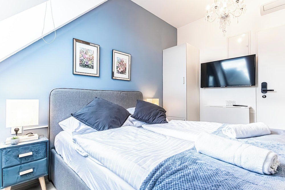 Stunning 12BR Floor For 24 People