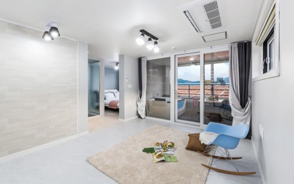 White Black Pension in Geoje Island view 5