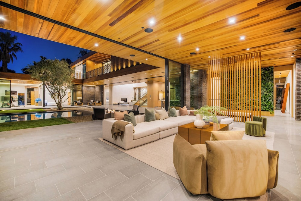 Oak Pass Manor: Indoor-outdoor Luxury With Pool, Sauna & Panoramic Views