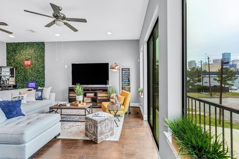 Modern, Houston Inspired House W/ Best Views Of Downtown! - Less Than 1 Mile To Eado/midtown Bars 3 Bedroom Home by Redawning