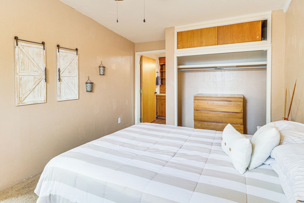 Half-mi to Jemez Hot Springs: Cozy Cabin Getaway!