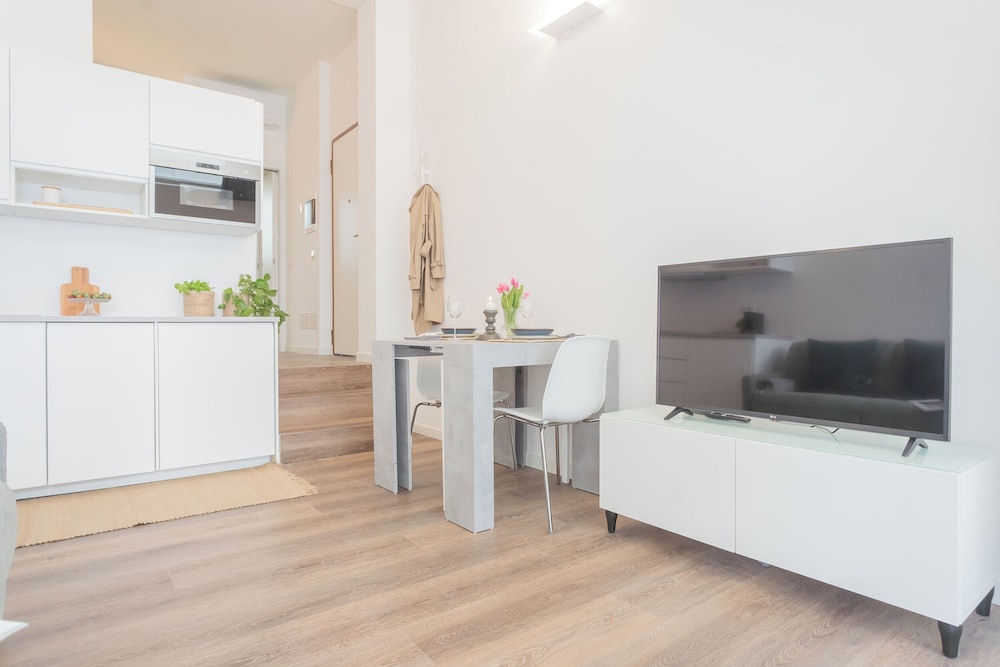 A Step From the Dome Apartment by Rent all Como