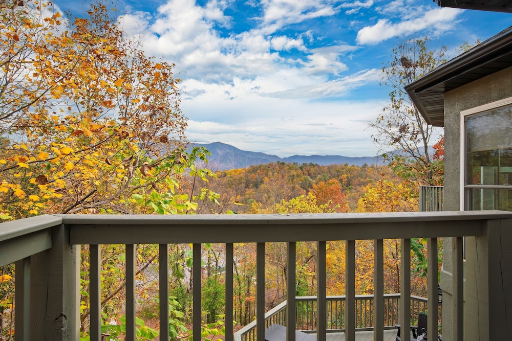 Greene Mountain Lodge by Avantstay Sleeps 22 Hot Tub Game Room Theater