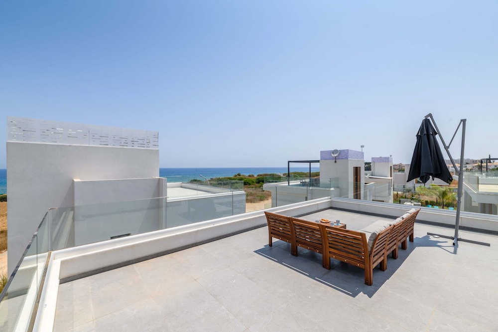 By The Beach - Sunstone Seaview Villa