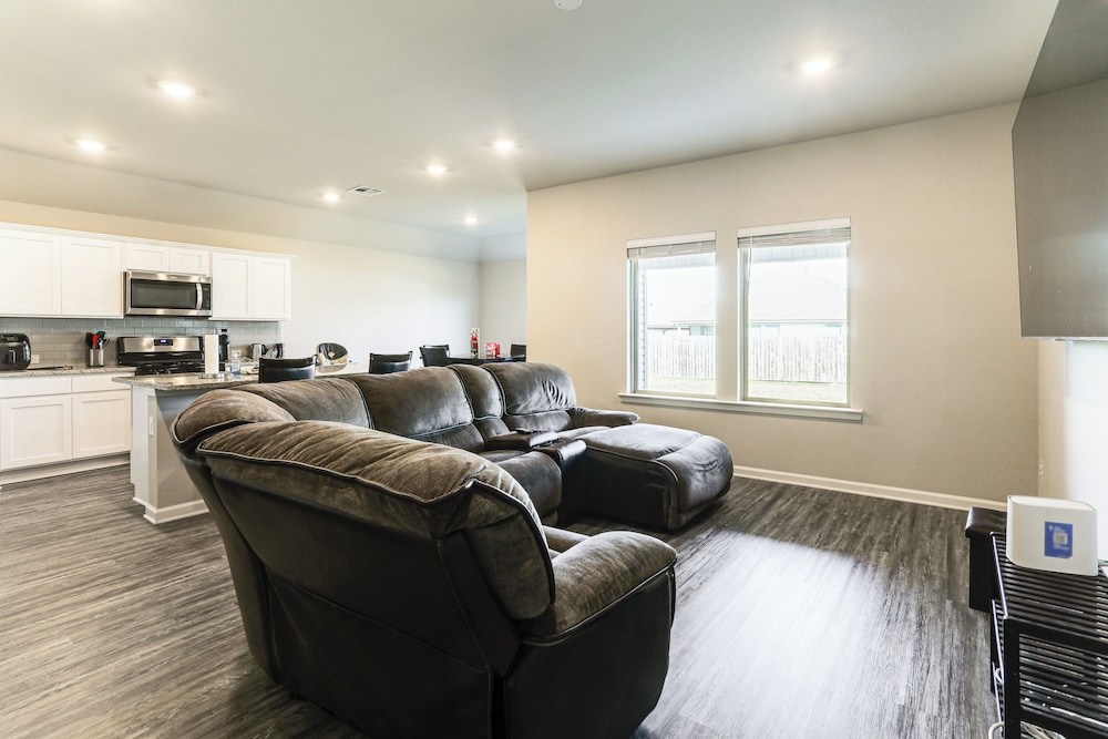 13 Mi to Baton Rouge: Family-friendly Home
