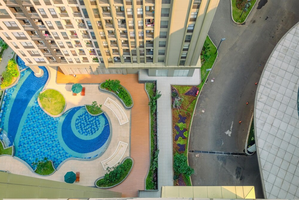 Cozy Living And Homey Studio Transpark Cibubur Apartment view 5