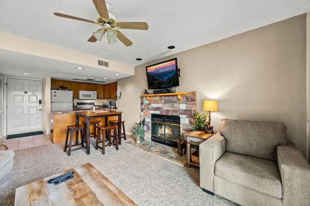 Sleeps 6 Indoor Pool Hot Tub Mountain Views