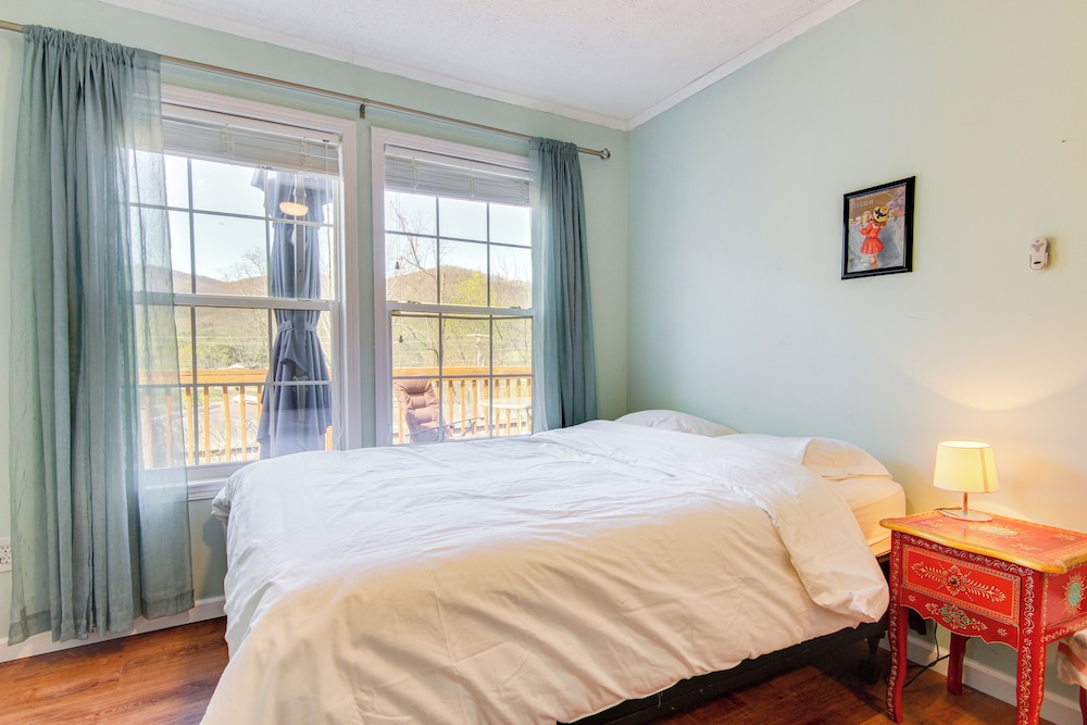 6 Mi to Blue Ridge Parkway: Home w/ Deck & Views!