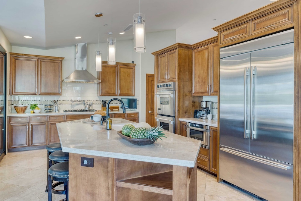 Luxe Scottsdale Oasis With Pool, Hot Tub, Firepit and Outdoor Lounge Avantstay