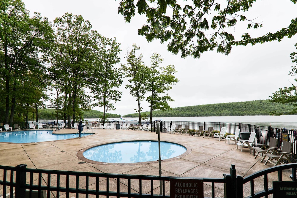 Near Skiing & Lakes: Contemporary Poconos Townhome view 3